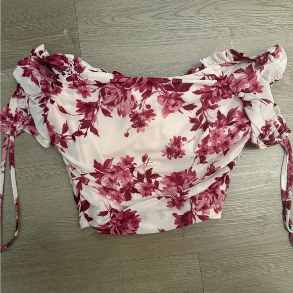 Windsor Floral Off-Shoulder Crop top - Picture 2 of 3